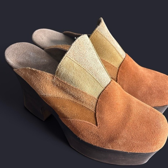 Free People Big Sky Wood Suede
Platform Clog. 4.5 inch heel with 2 inch - Picture 2 of 7